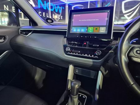 2025-Toyota-Corolla-Cross-18-XS-Hybrid_9