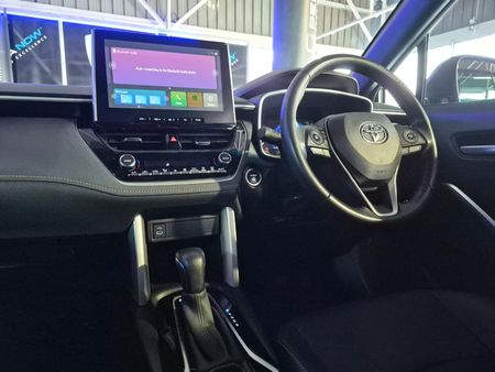 2025-Toyota-Corolla-Cross-18-XS-Hybrid_11