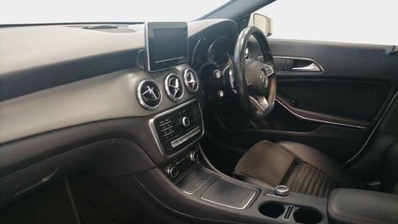 2018-Mercedes-Benz-CLA-200-Auto_11