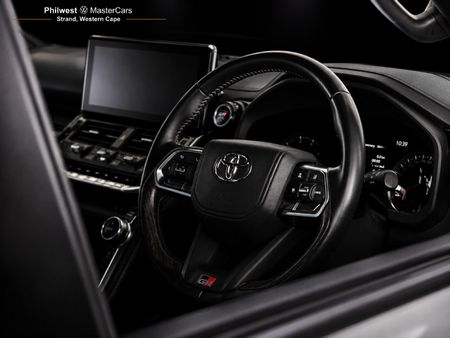 2023-Toyota-Land-Cruiser-300-V6-33-D-GR-S_15