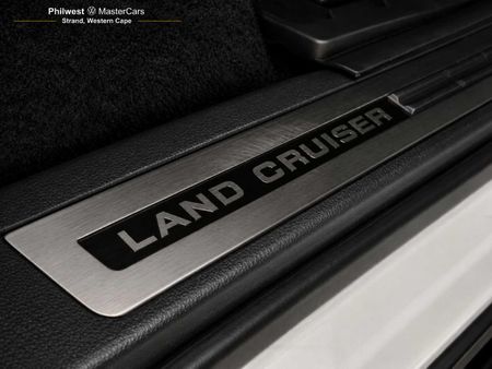 2023-Toyota-Land-Cruiser-300-V6-33-D-GR-S_30
