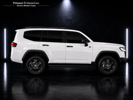 2023-Toyota-Land-Cruiser-300-V6-33-D-GR-S_5