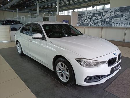 2018-BMW-3-Series-318i_0
