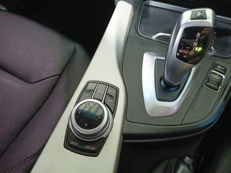 2018-BMW-3-Series-318i_9