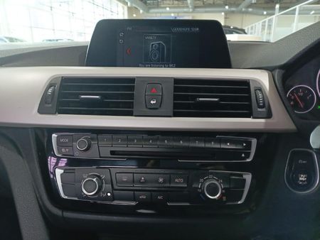 2018-BMW-3-Series-318i_10