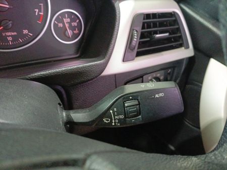 2018-BMW-3-Series-318i_12