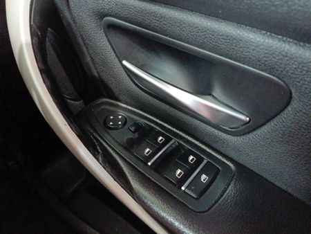 2018-BMW-3-Series-318i_13