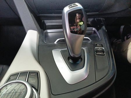 2018-BMW-3-Series-318i_16