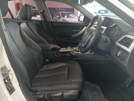 2018-BMW-3-Series-318i_17