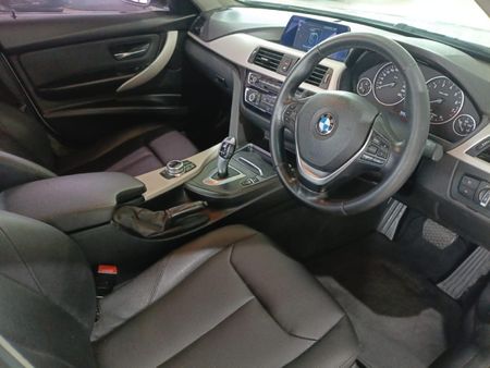 2018-BMW-3-Series-318i_19