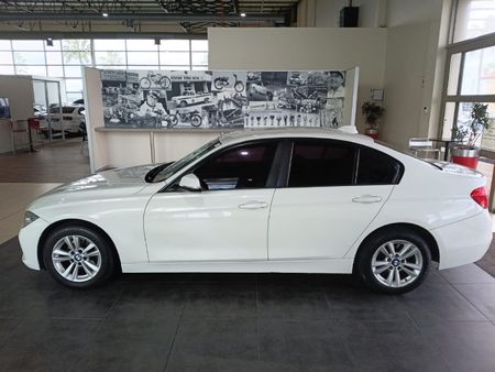 2018-BMW-3-Series-318i_7
