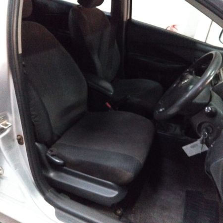 2009-Toyota-Yaris-T3-Sedan_8