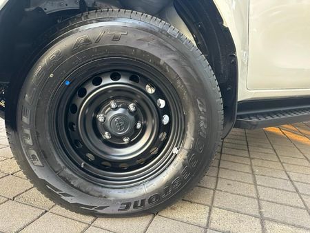2026-Toyota-Hilux-28-GD-6-RB-SRX-4x4-Auto-Double-Cab_14