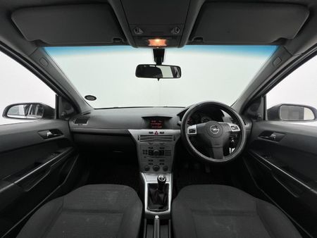 2010-Opel-Astra-16-Essentia-5-dr_10