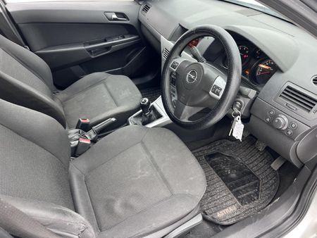2010-Opel-Astra-16-Essentia-5-dr_14