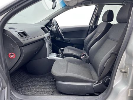 2010-Opel-Astra-16-Essentia-5-dr_6