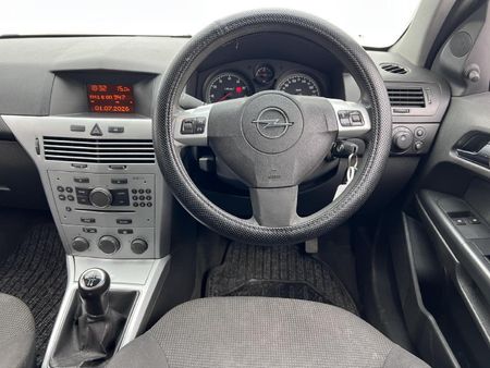 2010-Opel-Astra-16-Essentia-5-dr_8