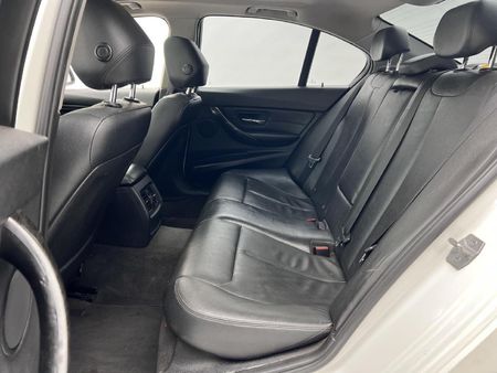 2014-BMW-3-Series-320i_9