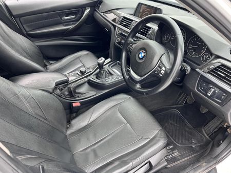 2014-BMW-3-Series-320i_12