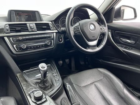2014-BMW-3-Series-320i_5