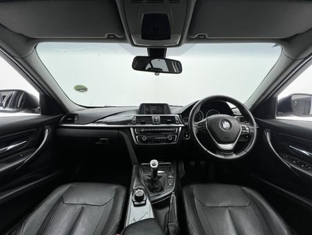 2014-BMW-3-Series-320i_8