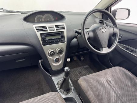 2008-Toyota-Yaris-T3_7
