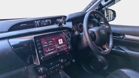 2025-Toyota-Hilux-28GD-6-GR-Sport-Double-Cab-4x4_10