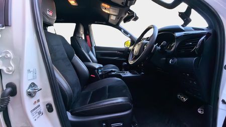 2025-Toyota-Hilux-28GD-6-GR-Sport-Double-Cab-4x4_12