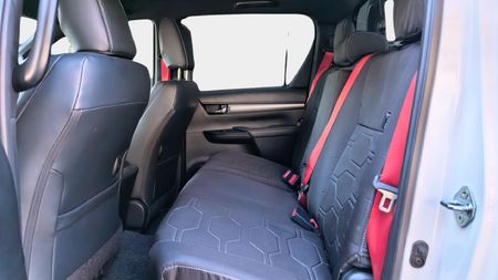 2025-Toyota-Hilux-28GD-6-GR-Sport-Double-Cab-4x4_13
