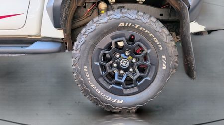 2025-Toyota-Hilux-28GD-6-GR-Sport-Double-Cab-4x4_4