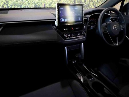 2025-Toyota-Corolla-Cross-18-XS-Hybrid_14