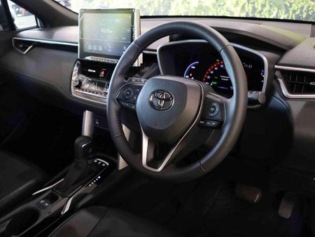 2025-Toyota-Corolla-Cross-18-XS-Hybrid_10