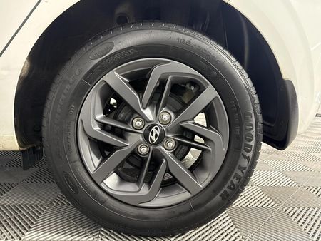 2022-Hyundai-Grand-i10-10-Fluid_6