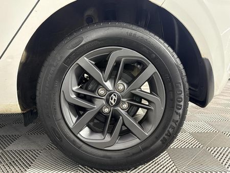 2022-Hyundai-Grand-i10-10-Fluid_7