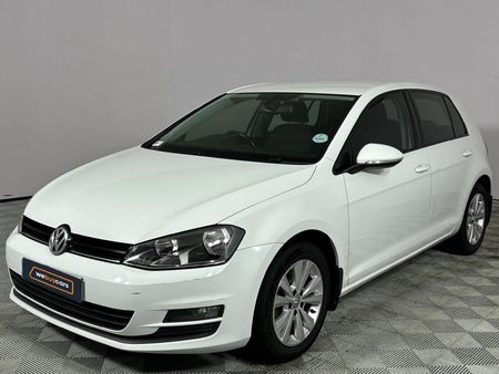 2014-Volkswagen-Golf-VII-14-TSI-Comfortline-Auto_0