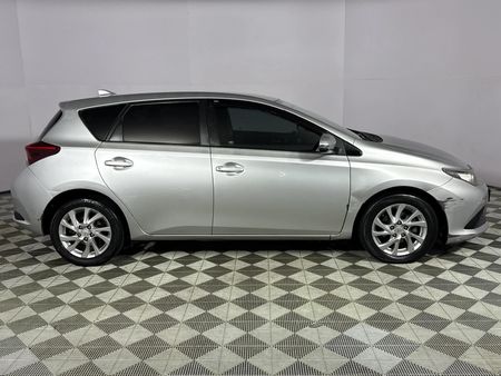 2017-Toyota-Auris-16-XR_16
