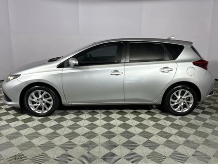 2017-Toyota-Auris-16-XR_18