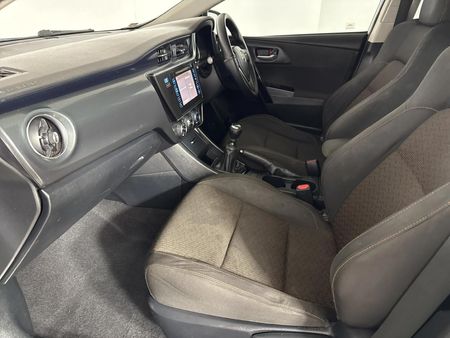 2017-Toyota-Auris-16-XR_8