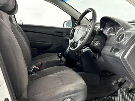 2011-Chevrolet-Aveo-16-L-Hatch_9