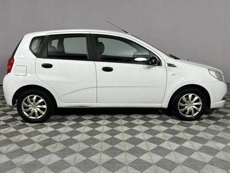 2011-Chevrolet-Aveo-16-L-Hatch_16