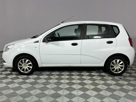 2011-Chevrolet-Aveo-16-L-Hatch_18