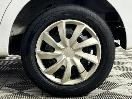2011-Chevrolet-Aveo-16-L-Hatch_6