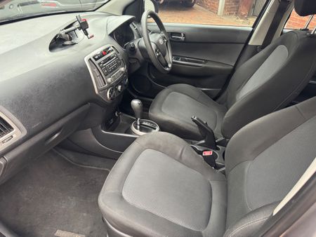 2014-Hyundai-i20-14-Fluid-Auto_4