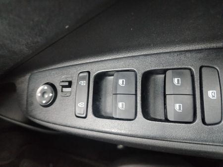 2023-Hyundai-Grand-i10-10-Motion_21