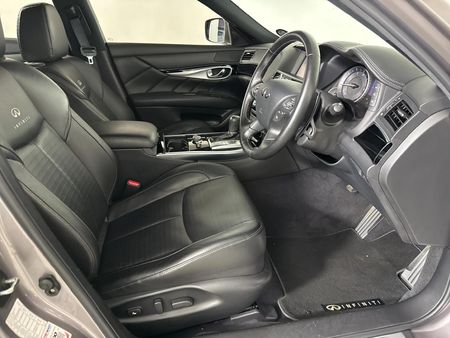 2017-Infiniti-Q70-30d-30D-S-Premium_9