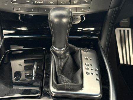 2017-Infiniti-Q70-30d-30D-S-Premium_10