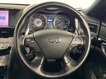 2017-Infiniti-Q70-30d-30D-S-Premium_11