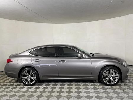 2017-Infiniti-Q70-30d-30D-S-Premium_16
