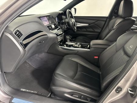 2017-Infiniti-Q70-30d-30D-S-Premium_8