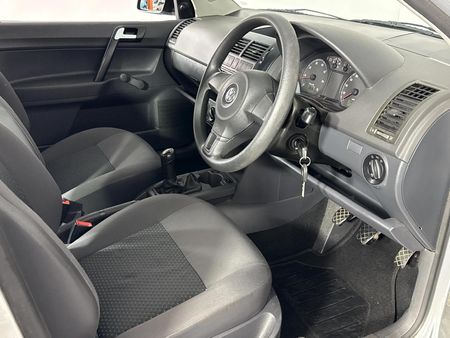 2011-Volkswagen-Polo-Vivo-14-Trendline-5-dr_9